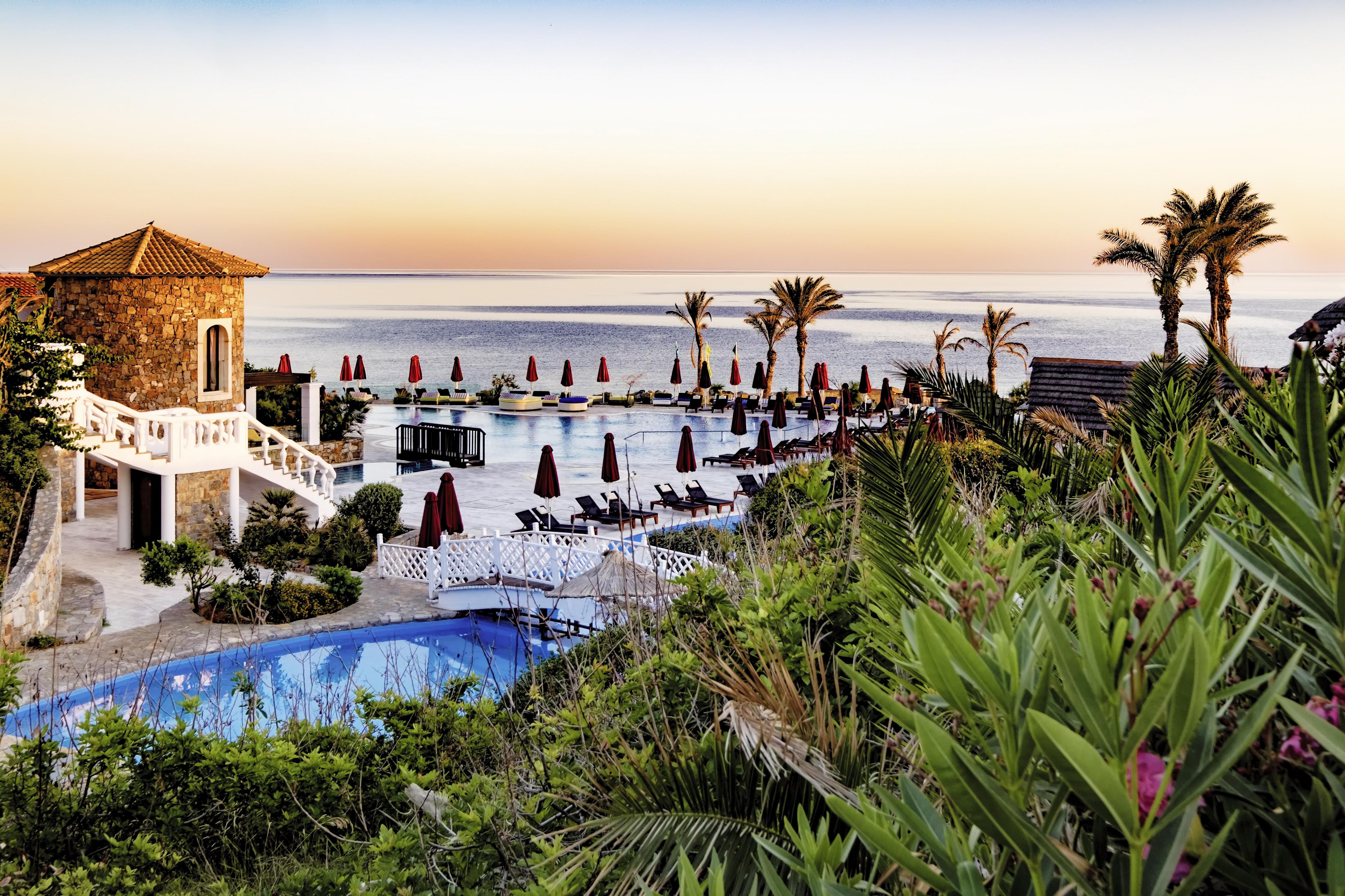 Minos Imperial Luxury Beach Resort & Spa Milatos Esterno foto The resort at sunset