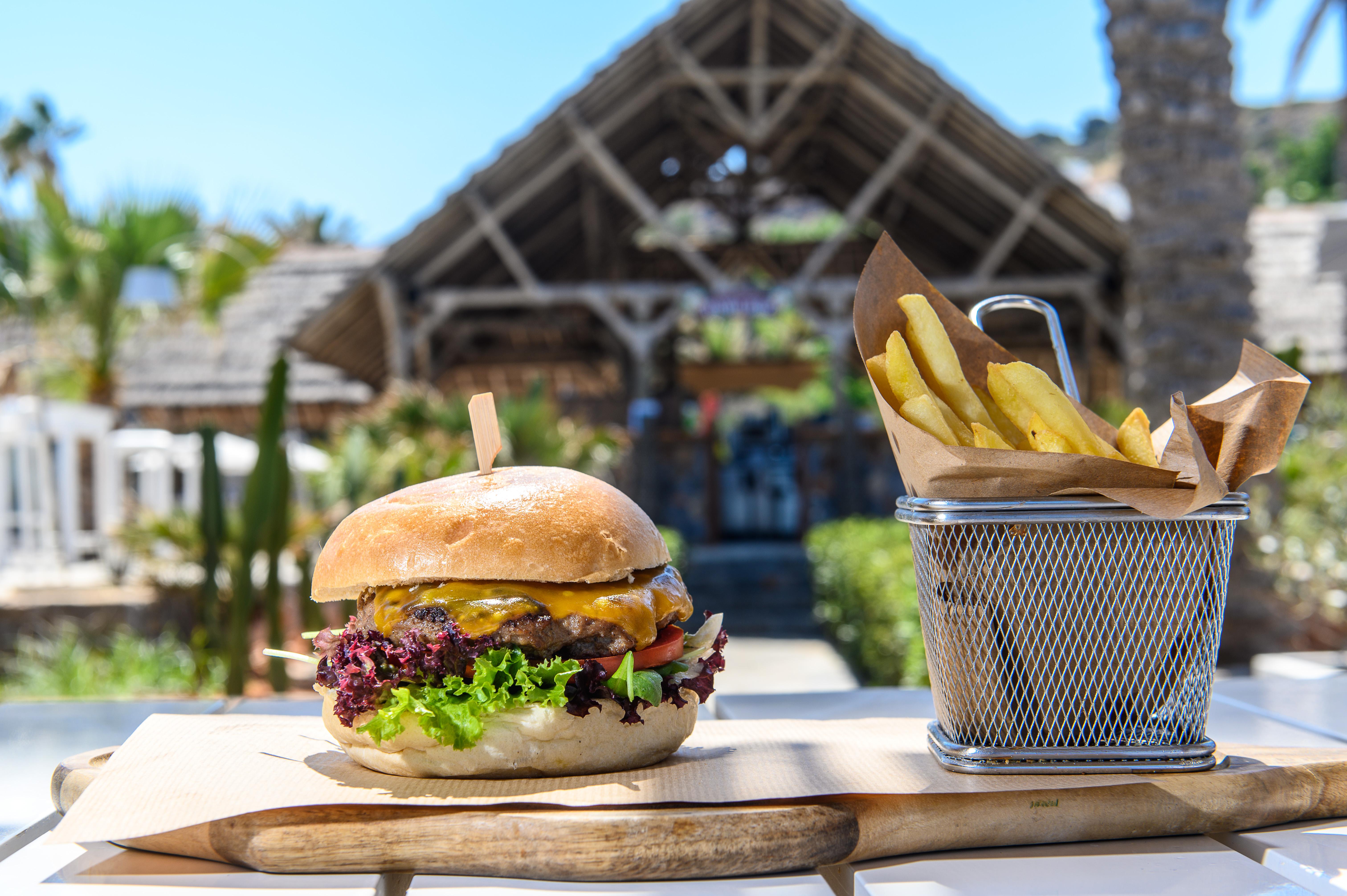 Minos Imperial Luxury Beach Resort & Spa Milatos Esterno foto A cheeseburger and chips