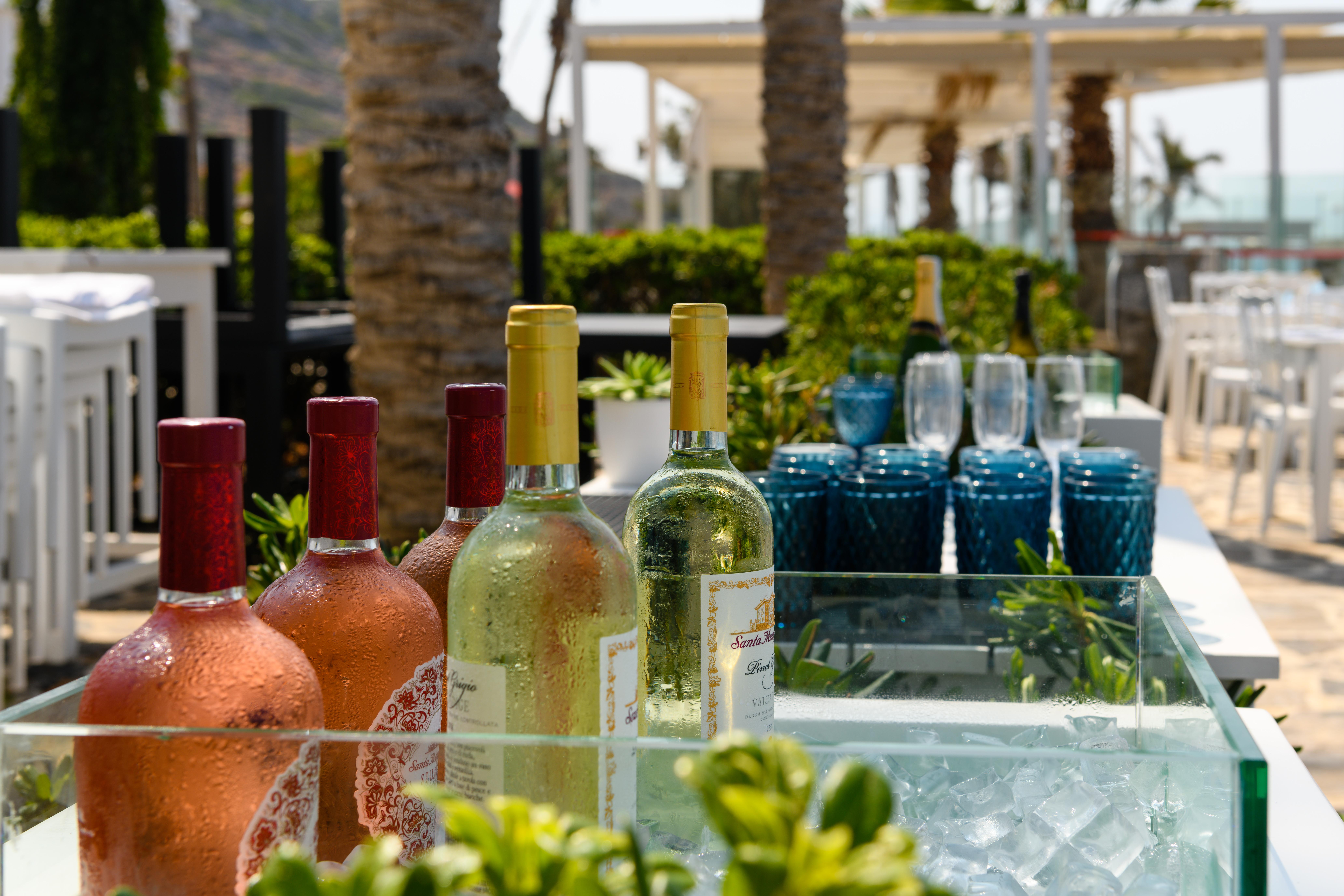 Minos Imperial Luxury Beach Resort & Spa Milatos Esterno foto Wine at a poolside bar